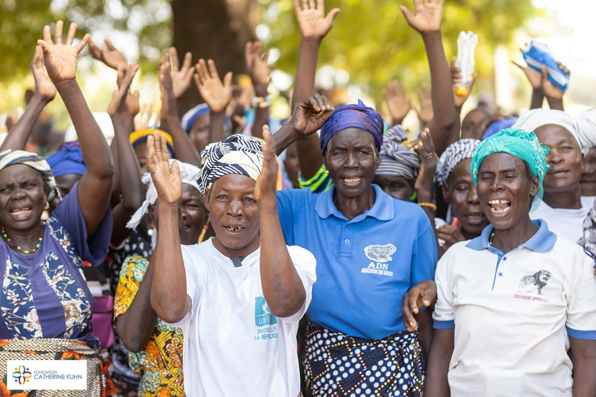 Un rassemblement de femmes et de membres de la communauté