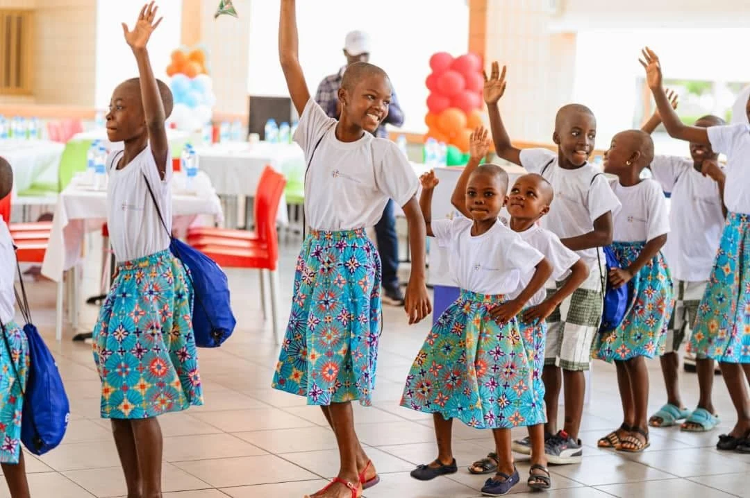 Les enfants réunis autour de la danse