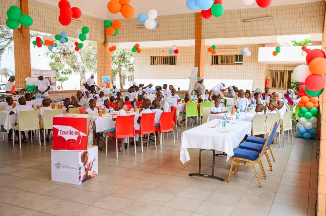Un espace préparé pour un repas de fête