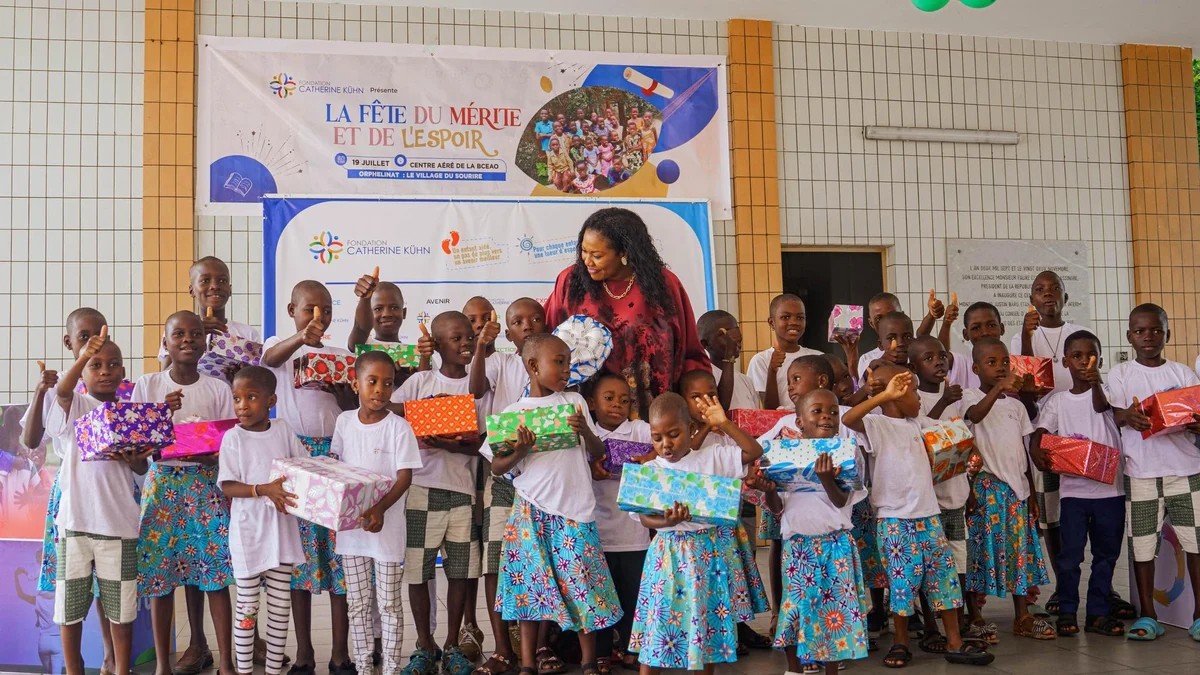 Des enfants réunis avec leurs cadeaux lors de la fête du mérite et de l’espoir