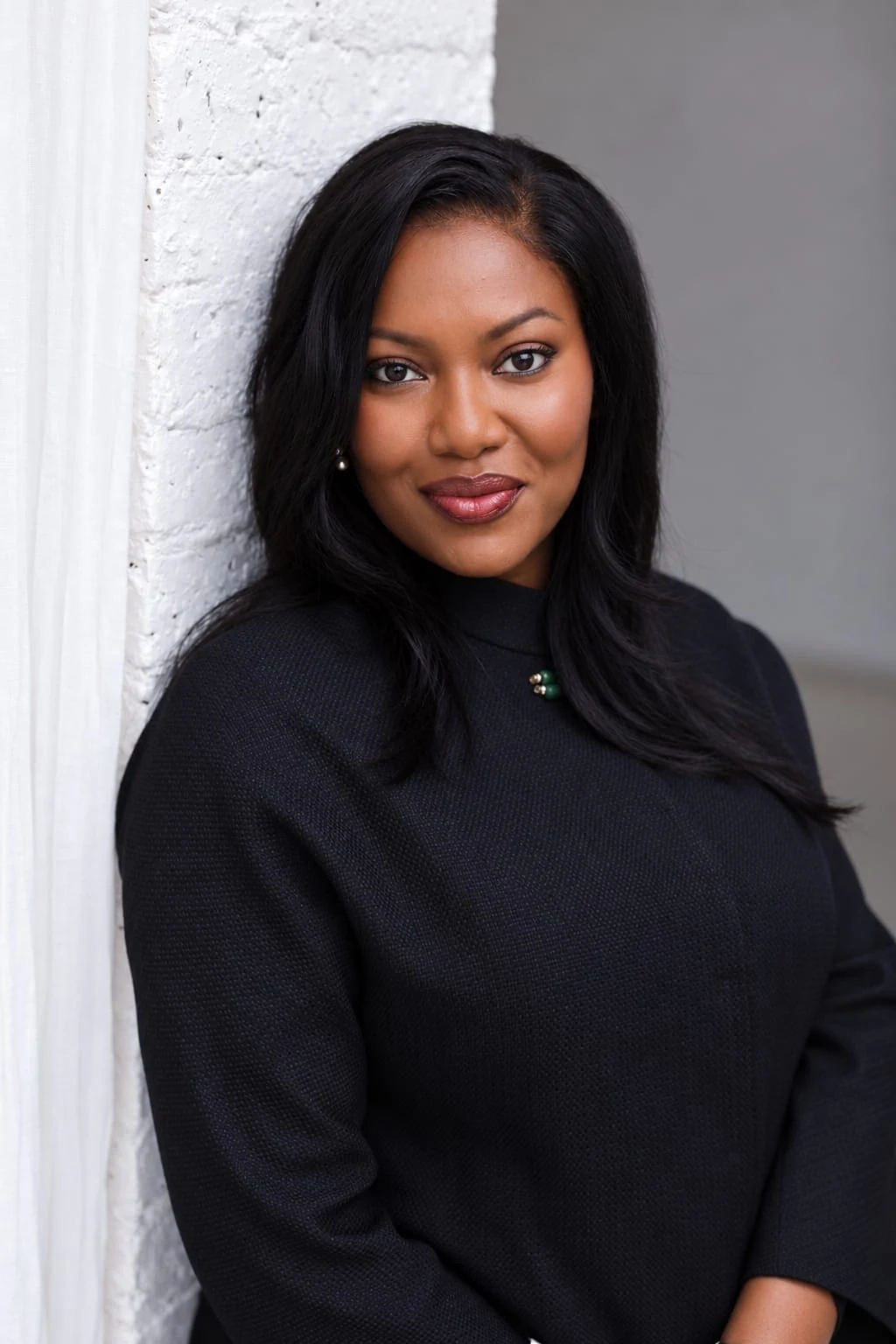 Manuella M. Santos, présidente de la Fondation, vêtue de noir